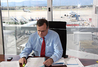El director, Llus Sala, al seu despatx a l'aeroport de Girona. 
<br/>